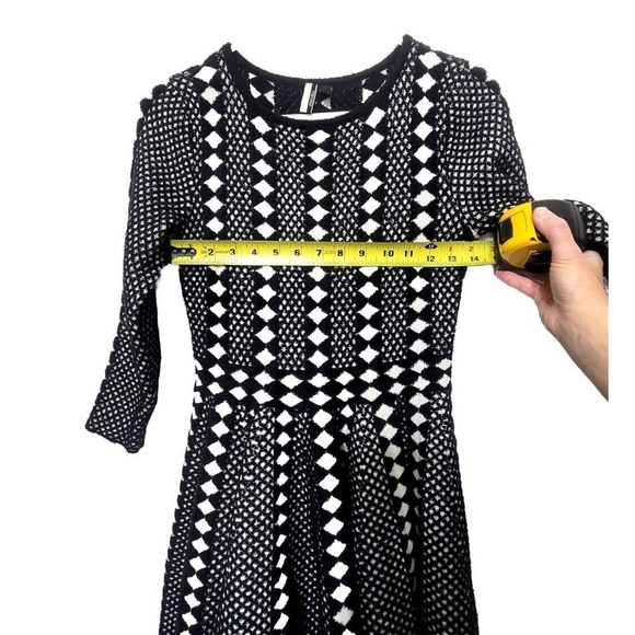 Topshop Geometric Print Thick Knit Dress Size 6 Black White Knee Length Flare - Picture 5 of 10